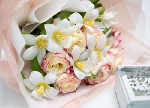 wmremove-transformed (2) Spring Harmony Bouquet with creamy roses and white tulips. A fresh, charming floral gift ideal for new beginnings, emotions, or spring celebrations.